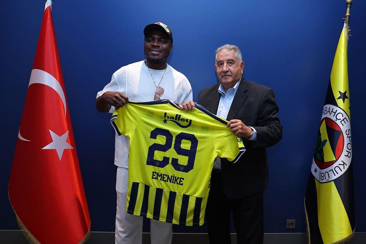 Emenike'den Fenerbahçe'ye Sürpriz Ziyaret: 'Kocaman Bir Aileyiz'