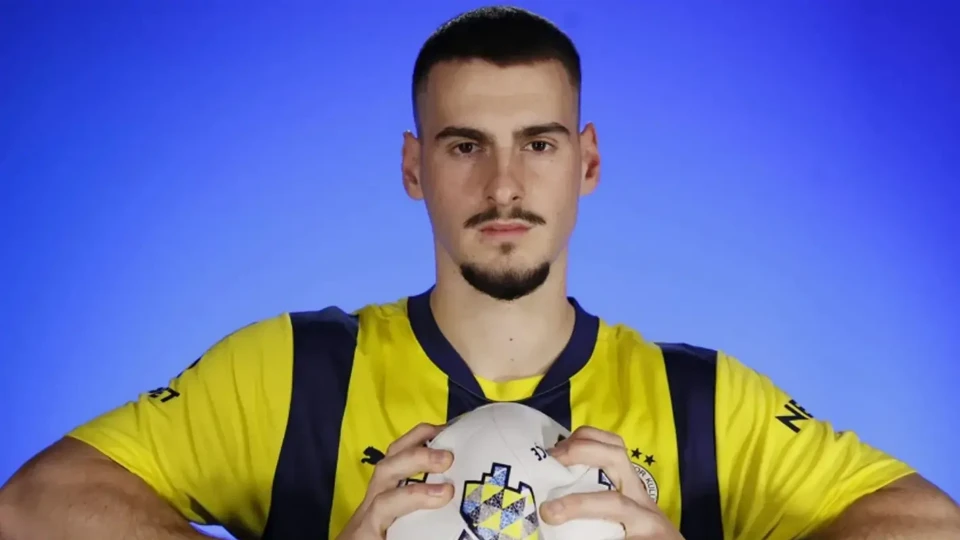 Erzurumspor FK, Fenerbahçe'nin Genç Sağ Beki Ognjen Mimovic İçin Kiralama Teklifine Hazırlanıyor