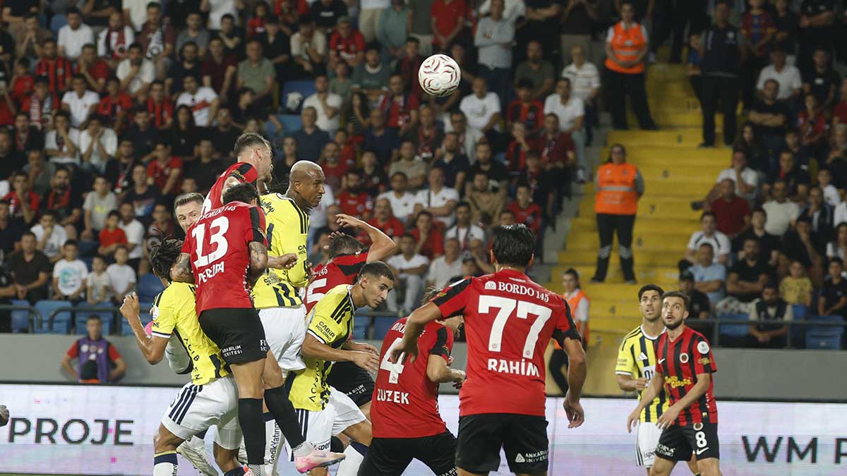 Gençlerbirliği - Fenerbahçe Maçında Tartışmalı Pozisyonlar ve Çocuk Forması Skandalı