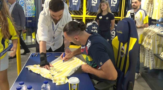 Vedat Muriqi, Kadıköy'de Taraftarlarıyla Buluştu: Fenerium'da Sevgi Seli